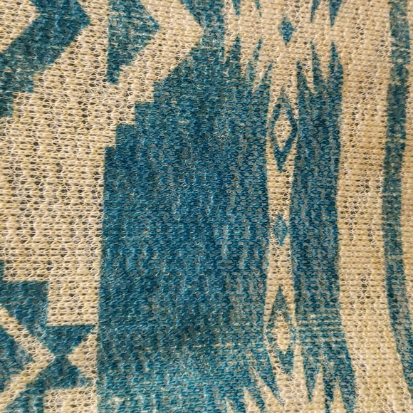 Aztec print turquoise and cream color top, Sise Small - Picture 6 of 6